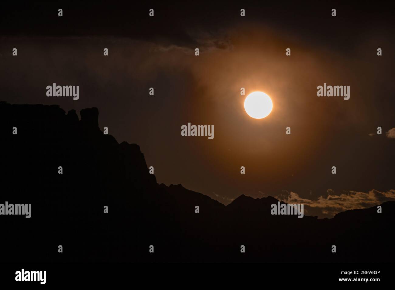 Super 'Pink' Mond in der Nacht und frühen Morgendämmerung, über Capitol Reef National Park, Utah, USA. Ein Supermond ist, wenn er der Erde am nächsten ist. Stockfoto