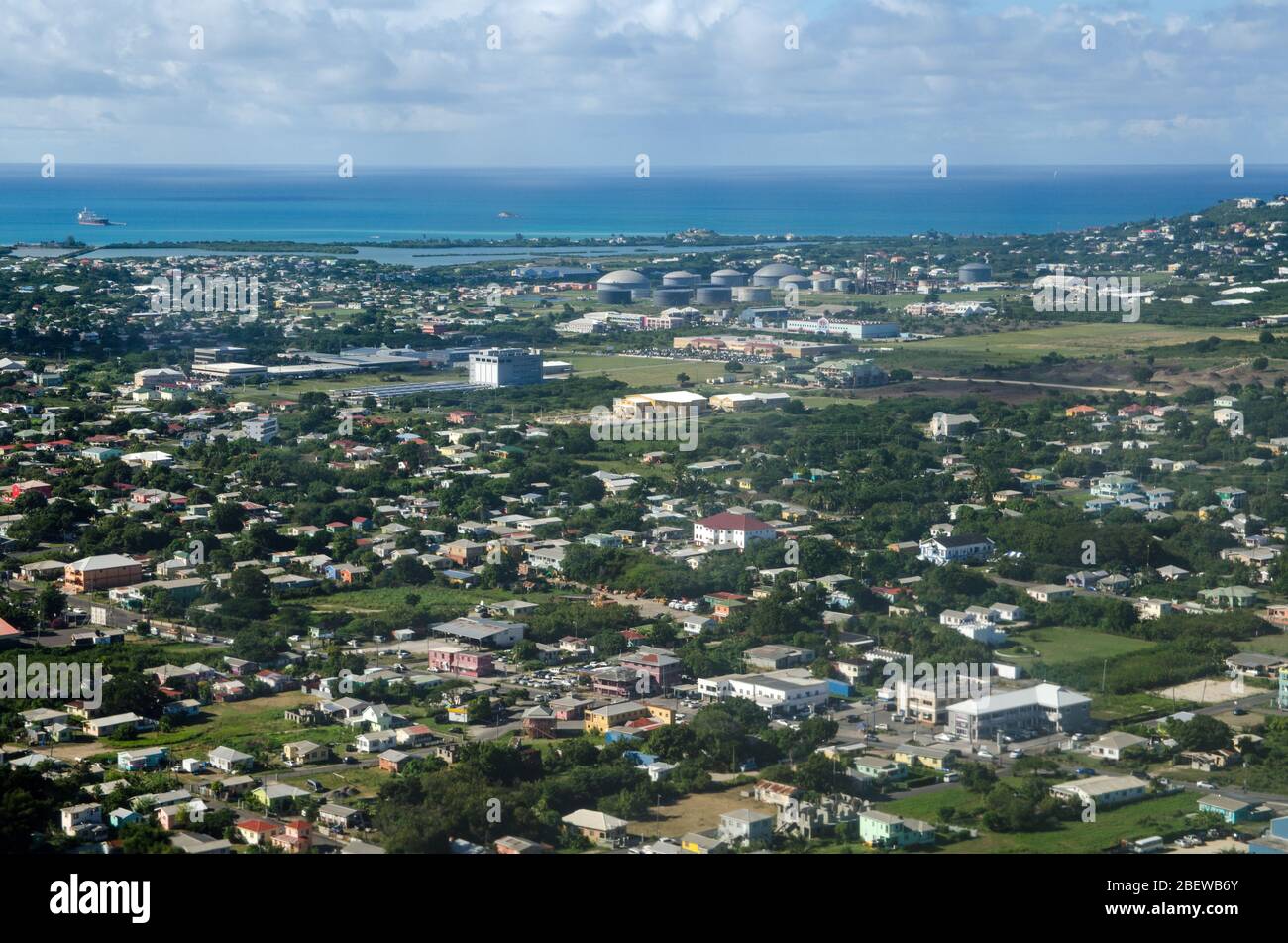 Luftaufnahme der Stadt St. John's, Antigua und Barbuda mit Blick über Häuser zu mehreren Einkaufszentren und der West Indies Oil Company Termina Stockfoto