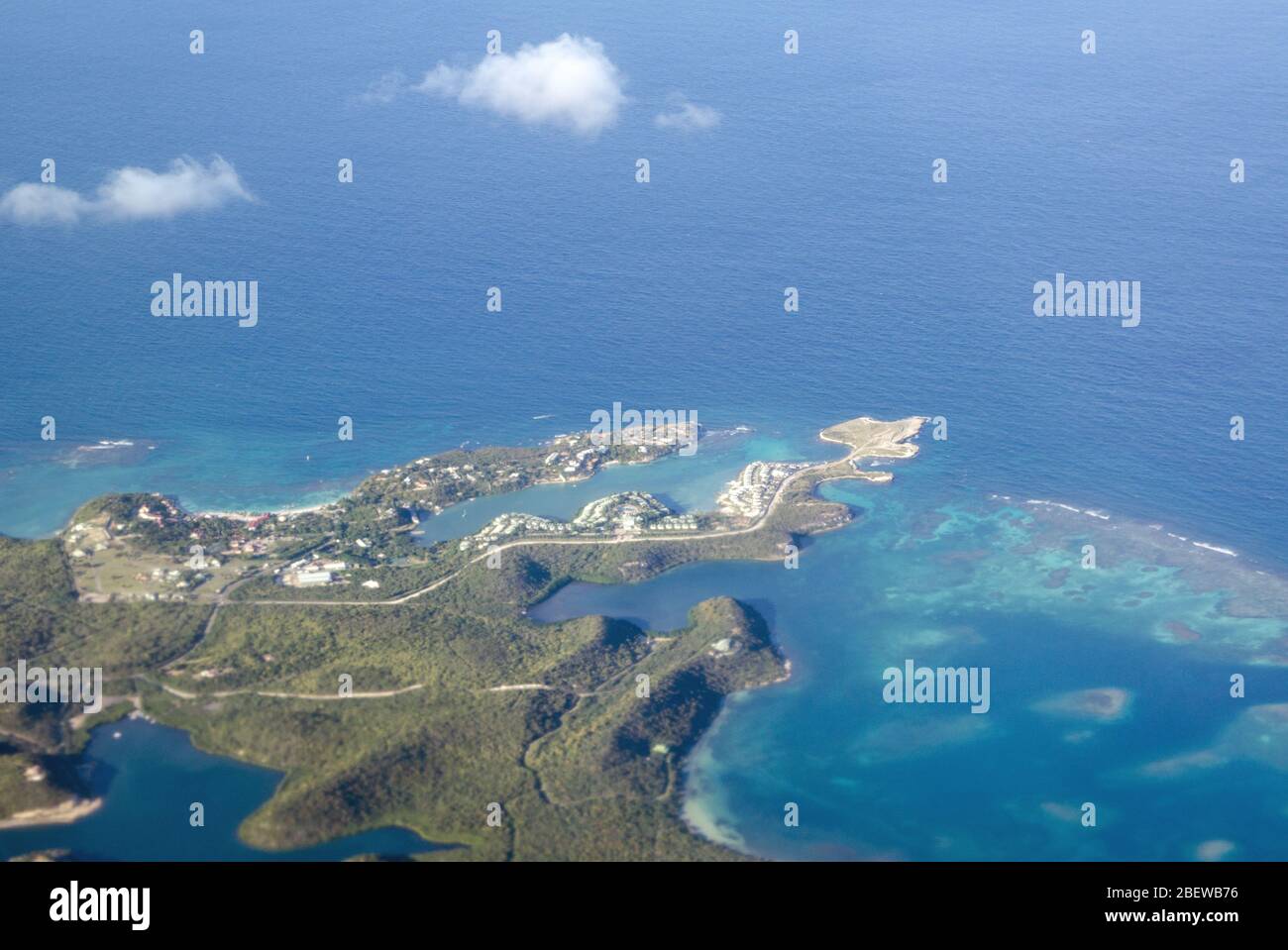 Luftaufnahme des Devil's Bridge National Park, Dian Bay, Pineapple Beach Club und Long Bay an der Nordostküste von Antigua in der Karibik. Stockfoto