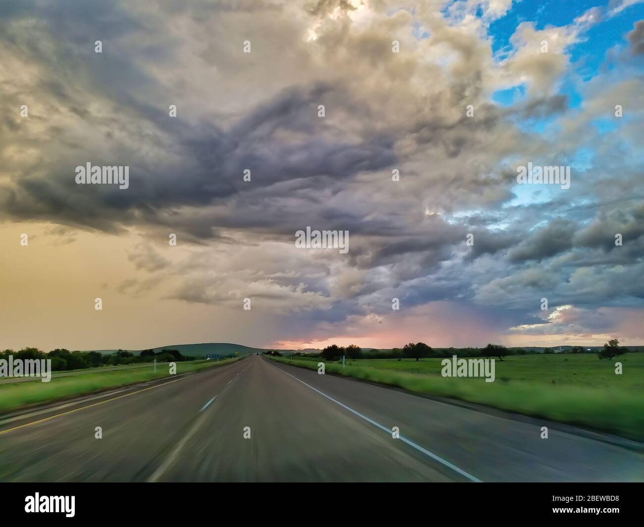 Straße von San Antonio, Texas, nach Del Rio, Texas, vor dem Sturm. Stockfoto