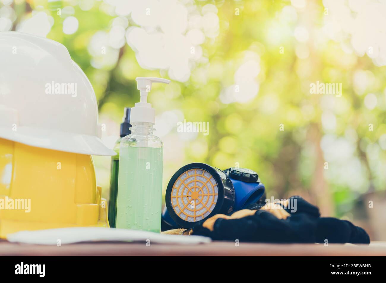 Arbeitsschutzausrüstung mit Gel, Alkohol und Maske zum Schutz Covid-19 und stoppen Ausbruch Virus. Arbeiten Sie noch, bleiben Sie sicher. Sicherheit geht vor. Stockfoto