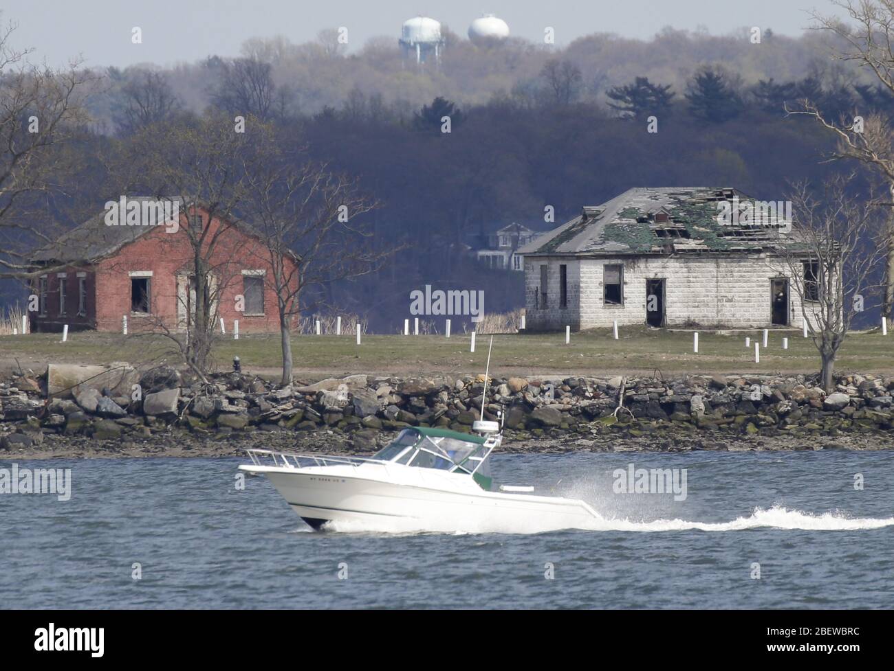 New York, Usa. April 2020. Gräber sind am Mittwoch, den 15. April 2020, auf Hart Island in New York City mit weißen Pflöcken markiert. Seit fast zwei Jahrhunderten benutzt New York City Hart Island als einen Ort, an dem unbeanspruchte Körper begraben und zur Ruhe gelegt werden können. Aufgrund von Coronavirus Bestattungen haben hier zugenommen. Die Zahl der Todesursachen in New York City ist jetzt auf mehr als 10,000 gestiegen. Foto von John Angelillo/UPI Quelle: UPI/Alamy Live News Stockfoto