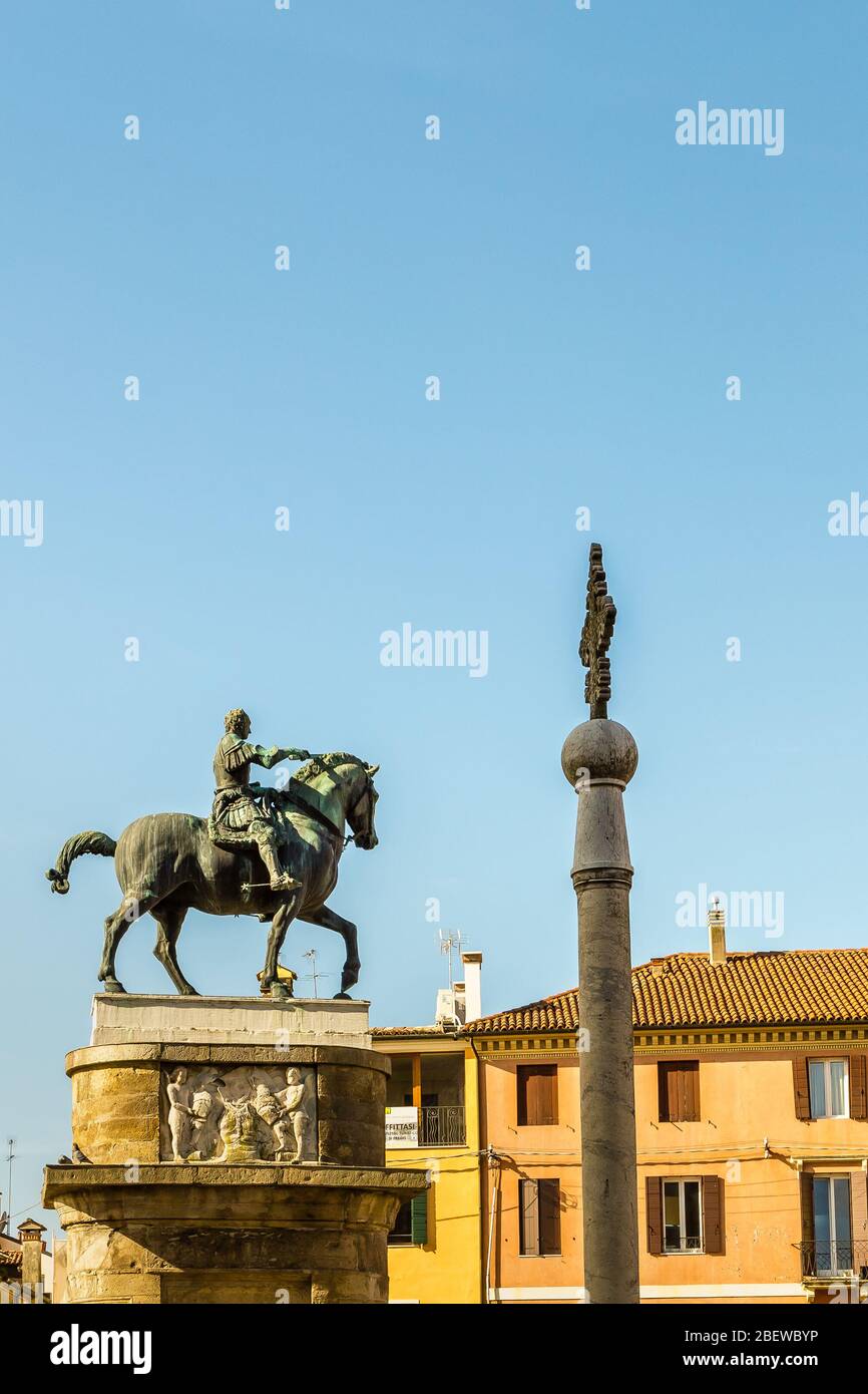 PADOVA, ITALIEN - 23. FEBRUAR 2019: Sonnenlicht erleuchtet die Statue von Erasmo Stefano aus Narni, die Gattamelata Stockfoto