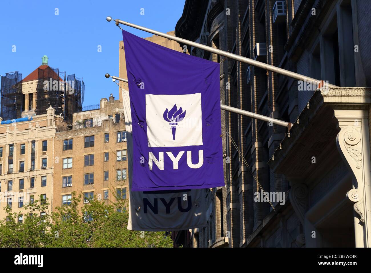 New York University Fahnen vor dem Edgar Starr Barney Gebäude Gehäuse NYU Steinhardt's Department of Art. Stockfoto