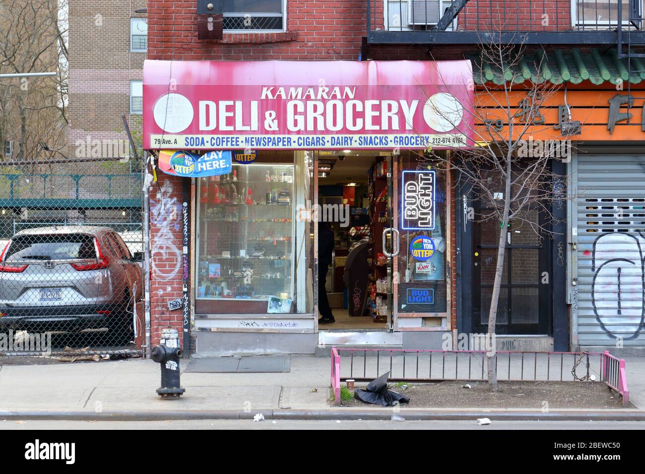 Kamaran Deli & Grocery, 79 Avenue A, New York, NYC Schaufenster Foto eines Lebensmittelladens im East Village Viertel von Manhattan. Stockfoto