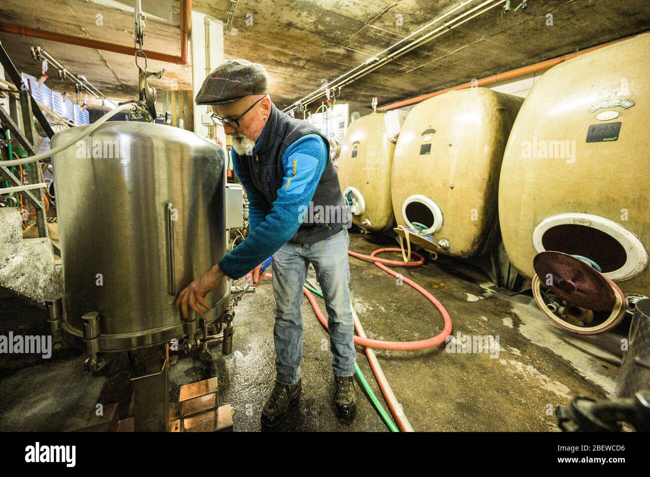 Biebelnheim, Deutschland. März 2020. Martin Knab, Betriebsleiter und Kellermeister des Weingutes Schönhals, arbeitet im Weinkeller. Das Weingut Schönhals beschäftigt zwei Künstler im Weingut, die aufgrund der Koronakrise kein Einkommen haben. (To dpa - 'More Desire for Wine' - Winzer halten in der Corona-Krise an) Quelle: Andreas Arnold/dpa/Alamy Live News Stockfoto