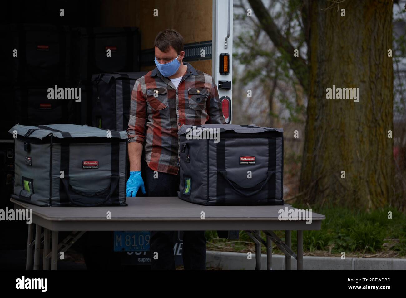 Chelsea, Massachusetts, USA. April 2020. Chelsea, Massachusetts, ist der am stärksten betroffenen Bereich des Staates während COVID-19, Corona Virus. Eine überwiegend lateinamerikanische Gemeinschaft, die sich den Luxus sozialer Distanz nicht leisten kann. Die Stadt hat eine Bevölkerung von 40,000 Menschen in einem 2 Quadratmeilen Radius. 80% der Bevölkerung gelten als wichtige Arbeitskräfte, wie Supermarktmitarbeiter, Transitmitarbeiter usw. das Chelsea-Schulsystem verteilt täglich Frühstück und Mittagessen an Bedürftige. Kredit: Allison Dinner/ZUMA Wire/Alamy Live News Stockfoto