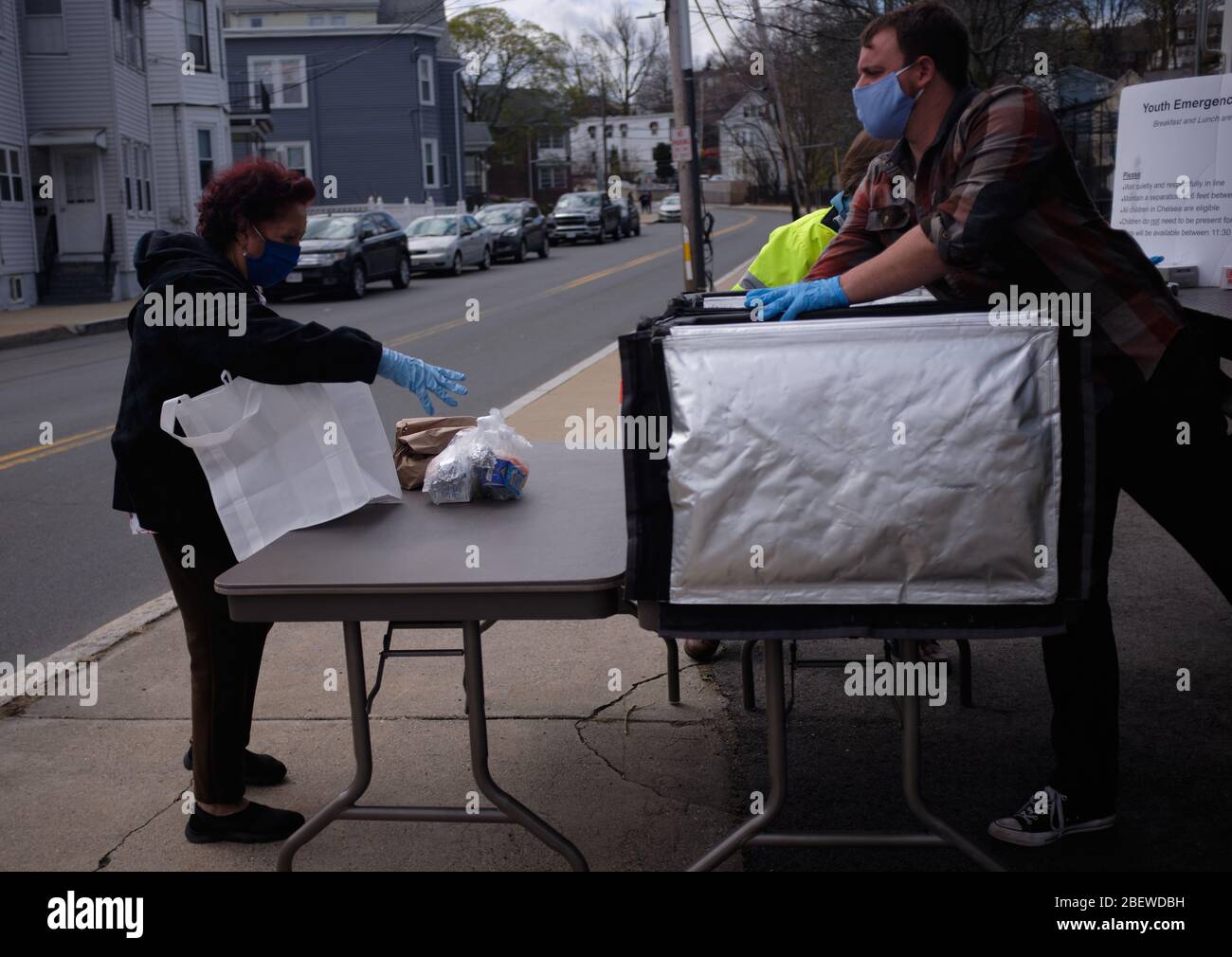 Chelsea, Massachusetts, USA. April 2020. Chelsea, Massachusetts, ist der am stärksten betroffenen Bereich des Staates während COVID-19, Corona Virus. Eine überwiegend lateinamerikanische Gemeinschaft, die sich den Luxus sozialer Distanz nicht leisten kann. Die Stadt hat eine Bevölkerung von 40,000 Menschen in einem 2 Quadratmeilen Radius. 80% der Bevölkerung gelten als wichtige Arbeitskräfte, wie Supermarktmitarbeiter, Transitmitarbeiter usw. das Chelsea-Schulsystem verteilt täglich Frühstück und Mittagessen an Bedürftige. Kredit: Allison Dinner/ZUMA Wire/Alamy Live News Stockfoto