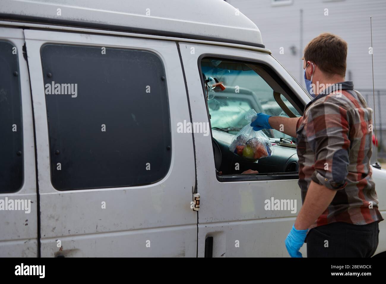 Chelsea, Massachusetts, USA. April 2020. Chelsea, Massachusetts, ist der am stärksten betroffenen Bereich des Staates während COVID-19, Corona Virus. Eine überwiegend lateinamerikanische Gemeinschaft, die sich den Luxus sozialer Distanz nicht leisten kann. Die Stadt hat eine Bevölkerung von 40,000 Menschen in einem 2 Quadratmeilen Radius. 80% der Bevölkerung gelten als wichtige Arbeitskräfte, wie Supermarktmitarbeiter, Transitmitarbeiter usw. das Chelsea-Schulsystem verteilt täglich Frühstück und Mittagessen an Bedürftige. Kredit: Allison Dinner/ZUMA Wire/Alamy Live News Stockfoto