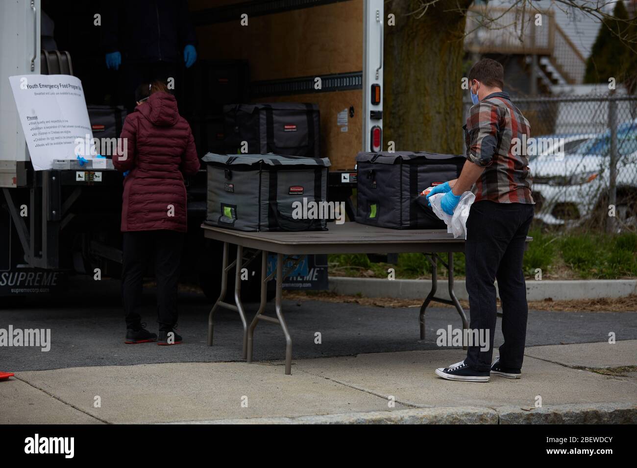 Chelsea, Massachusetts, USA. April 2020. Chelsea, Massachusetts, ist der am stärksten betroffenen Bereich des Staates während COVID-19, Corona Virus. Eine überwiegend lateinamerikanische Gemeinschaft, die sich den Luxus sozialer Distanz nicht leisten kann. Die Stadt hat eine Bevölkerung von 40,000 Menschen in einem 2 Quadratmeilen Radius. 80% der Bevölkerung gelten als wichtige Arbeitskräfte, wie Supermarktmitarbeiter, Transitmitarbeiter usw. das Chelsea-Schulsystem verteilt täglich Frühstück und Mittagessen an Bedürftige. Kredit: Allison Dinner/ZUMA Wire/Alamy Live News Stockfoto