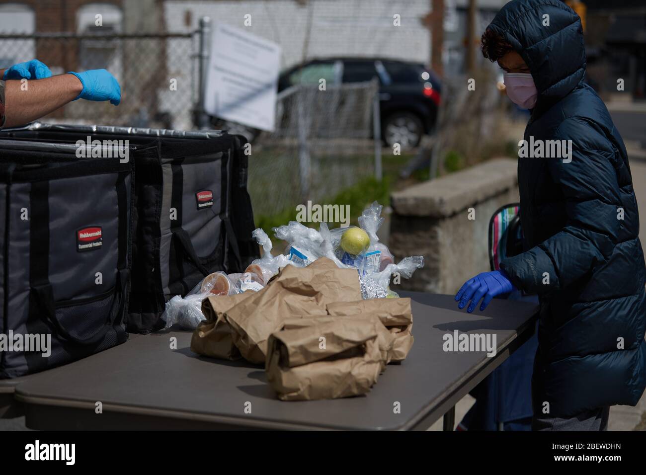 Chelsea, Massachusetts, USA. April 2020. Chelsea, Massachusetts, ist der am stärksten betroffenen Bereich des Staates während COVID-19, Corona Virus. Eine überwiegend lateinamerikanische Gemeinschaft, die sich den Luxus sozialer Distanz nicht leisten kann. Die Stadt hat eine Bevölkerung von 40,000 Menschen in einem 2 Quadratmeilen Radius. 80% der Bevölkerung gelten als wichtige Arbeitskräfte, wie Supermarktmitarbeiter, Transitmitarbeiter usw. das Chelsea-Schulsystem verteilt täglich Frühstück und Mittagessen an Bedürftige. Kredit: Allison Dinner/ZUMA Wire/Alamy Live News Stockfoto