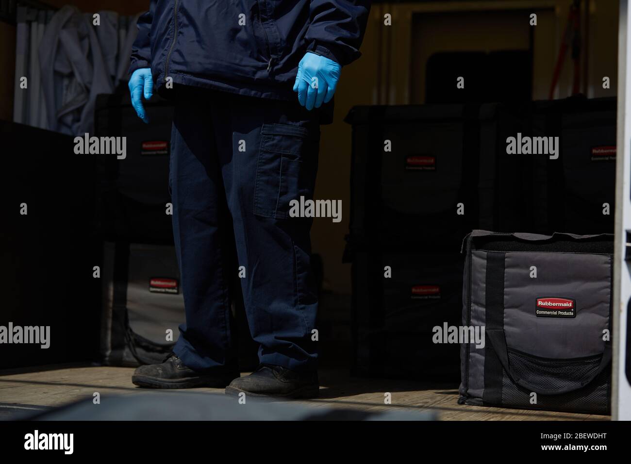 Chelsea, Massachusetts, USA. April 2020. Chelsea, Massachusetts, ist der am stärksten betroffenen Bereich des Staates während COVID-19, Corona Virus. Eine überwiegend lateinamerikanische Gemeinschaft, die sich den Luxus sozialer Distanz nicht leisten kann. Die Stadt hat eine Bevölkerung von 40,000 Menschen in einem 2 Quadratmeilen Radius. 80% der Bevölkerung gelten als wichtige Arbeitskräfte, wie Supermarktmitarbeiter, Transitmitarbeiter usw. das Chelsea-Schulsystem verteilt täglich Frühstück und Mittagessen an Bedürftige. Kredit: Allison Dinner/ZUMA Wire/Alamy Live News Stockfoto
