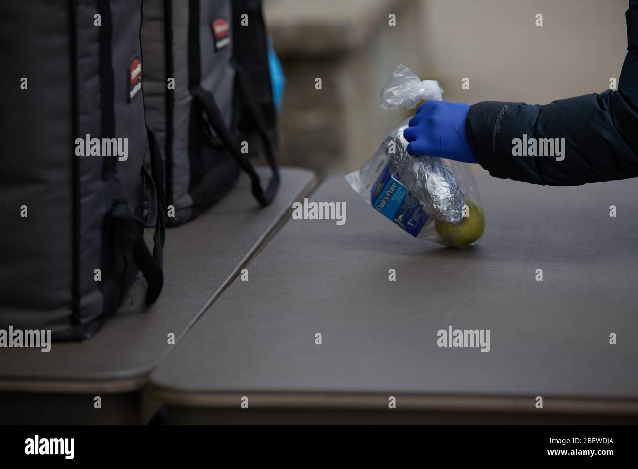 Chelsea, Massachusetts, USA. April 2020. Chelsea, Massachusetts, ist der am stärksten betroffenen Bereich des Staates während COVID-19, Corona Virus. Eine überwiegend lateinamerikanische Gemeinschaft, die sich den Luxus sozialer Distanz nicht leisten kann. Die Stadt hat eine Bevölkerung von 40,000 Menschen in einem 2 Quadratmeilen Radius. 80% der Bevölkerung gelten als wichtige Arbeitskräfte, wie Supermarktmitarbeiter, Transitmitarbeiter usw. das Chelsea-Schulsystem verteilt täglich Frühstück und Mittagessen an Bedürftige. Kredit: Allison Dinner/ZUMA Wire/Alamy Live News Stockfoto