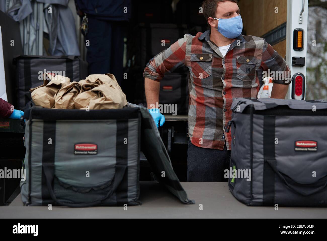 Chelsea, Massachusetts, USA. April 2020. Chelsea, Massachusetts, ist der am stärksten betroffenen Bereich des Staates während COVID-19, Corona Virus. Eine überwiegend lateinamerikanische Gemeinschaft, die sich den Luxus sozialer Distanz nicht leisten kann. Die Stadt hat eine Bevölkerung von 40,000 Menschen in einem 2 Quadratmeilen Radius. 80% der Bevölkerung gelten als wichtige Arbeitskräfte, wie Supermarktmitarbeiter, Transitmitarbeiter usw. das Chelsea-Schulsystem verteilt täglich Frühstück und Mittagessen an Bedürftige. Kredit: Allison Dinner/ZUMA Wire/Alamy Live News Stockfoto