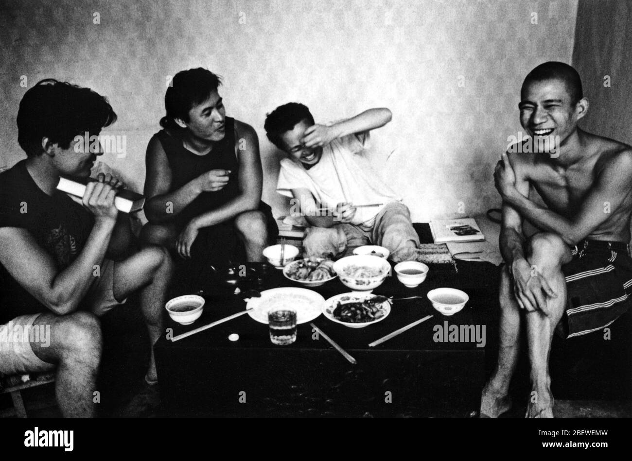 1993 ist der Künstler Fang Lijun (erster von rechts) Fang Lijun der Maler mit dem höchsten Malpreis unter den Malern mittleren Alters in China Origina Stockfoto