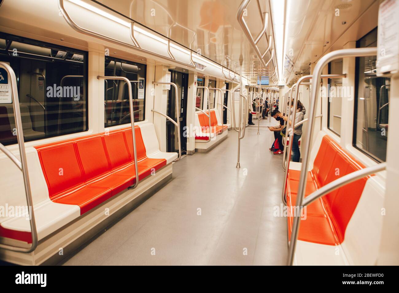 SANTIAGO, CHILE-14. APRIL 2020 - Santiago Metro-Wagen fast leer aufgrund der Quarantäne, die einige Gemeinden der Stadt aufgrund der Covid 19 pa betrifft Stockfoto