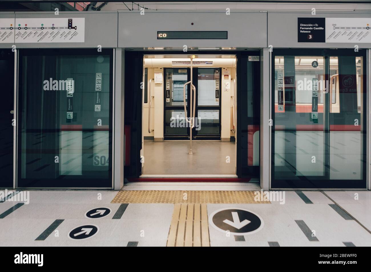 SANTIAGO, CHILE-14. APRIL 2020 - Santiago Metro-Wagen fast leer aufgrund der Quarantäne, die einige Gemeinden der Stadt aufgrund der Covid 19 pa betrifft Stockfoto