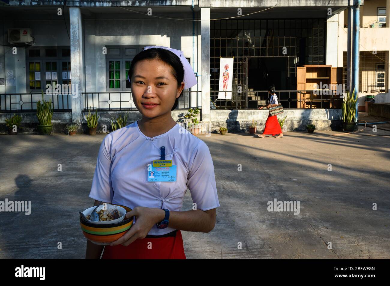 Porträt einer Pflegestudentin, Pathein, Myanmar Stockfoto