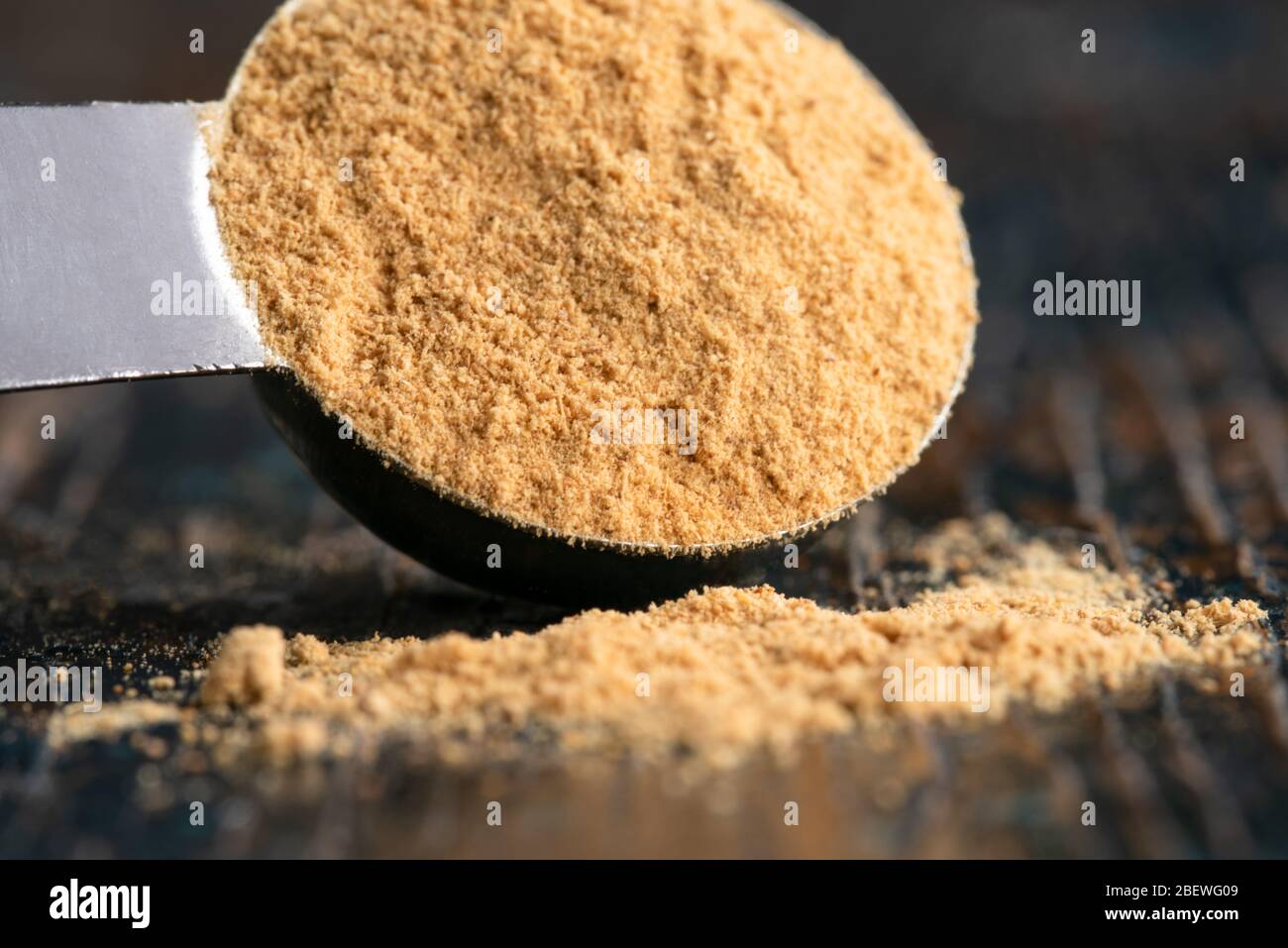 Gemahlener Ingwer verschüttet aus einem Teelöffel Stockfoto