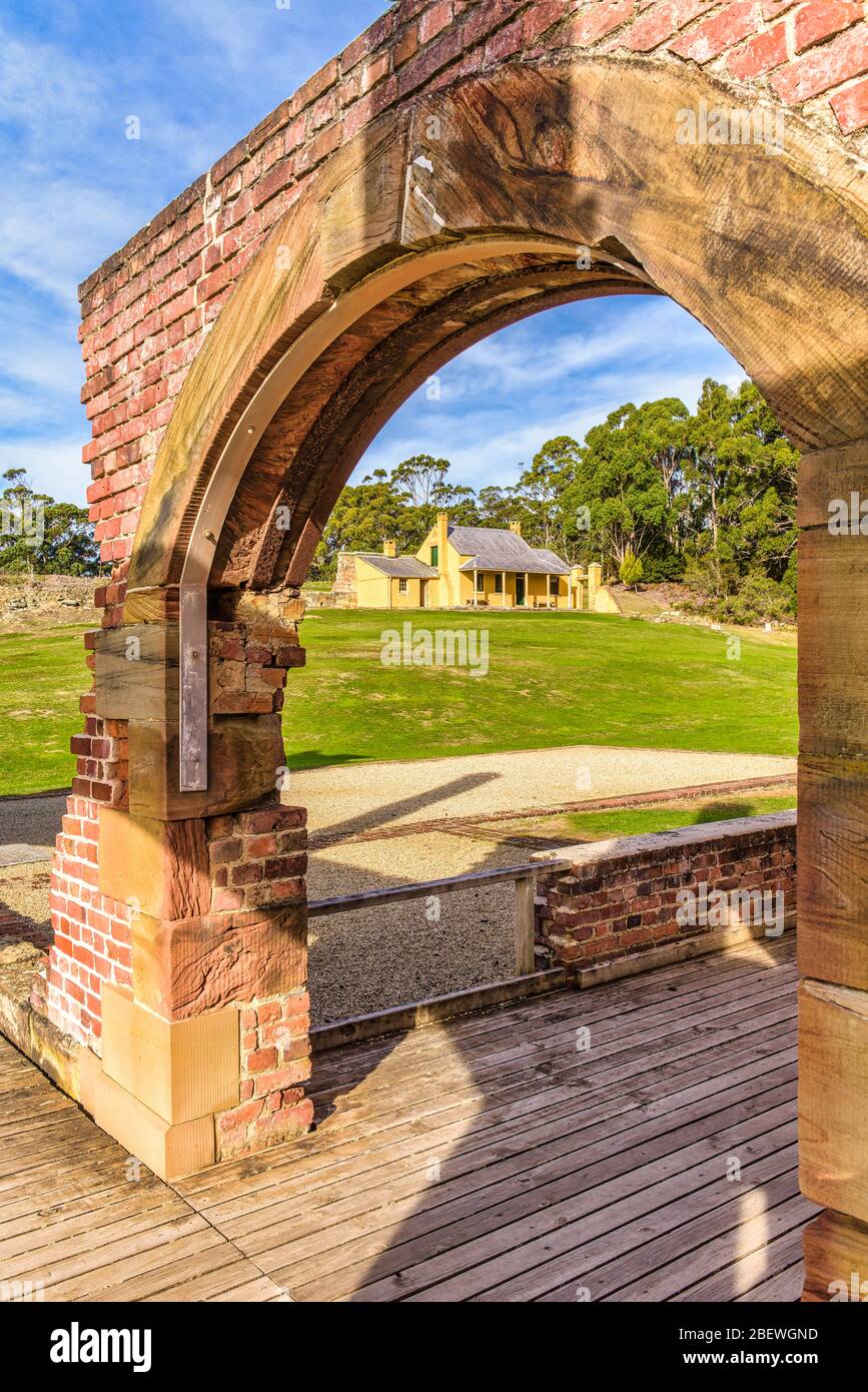 Smith O'Brian's Cottage vom Torbogen des Krankenhauses in Port Arthur aus gesehen, eine historische Siedlung von Strafkolonien in Tasmanien. Stockfoto