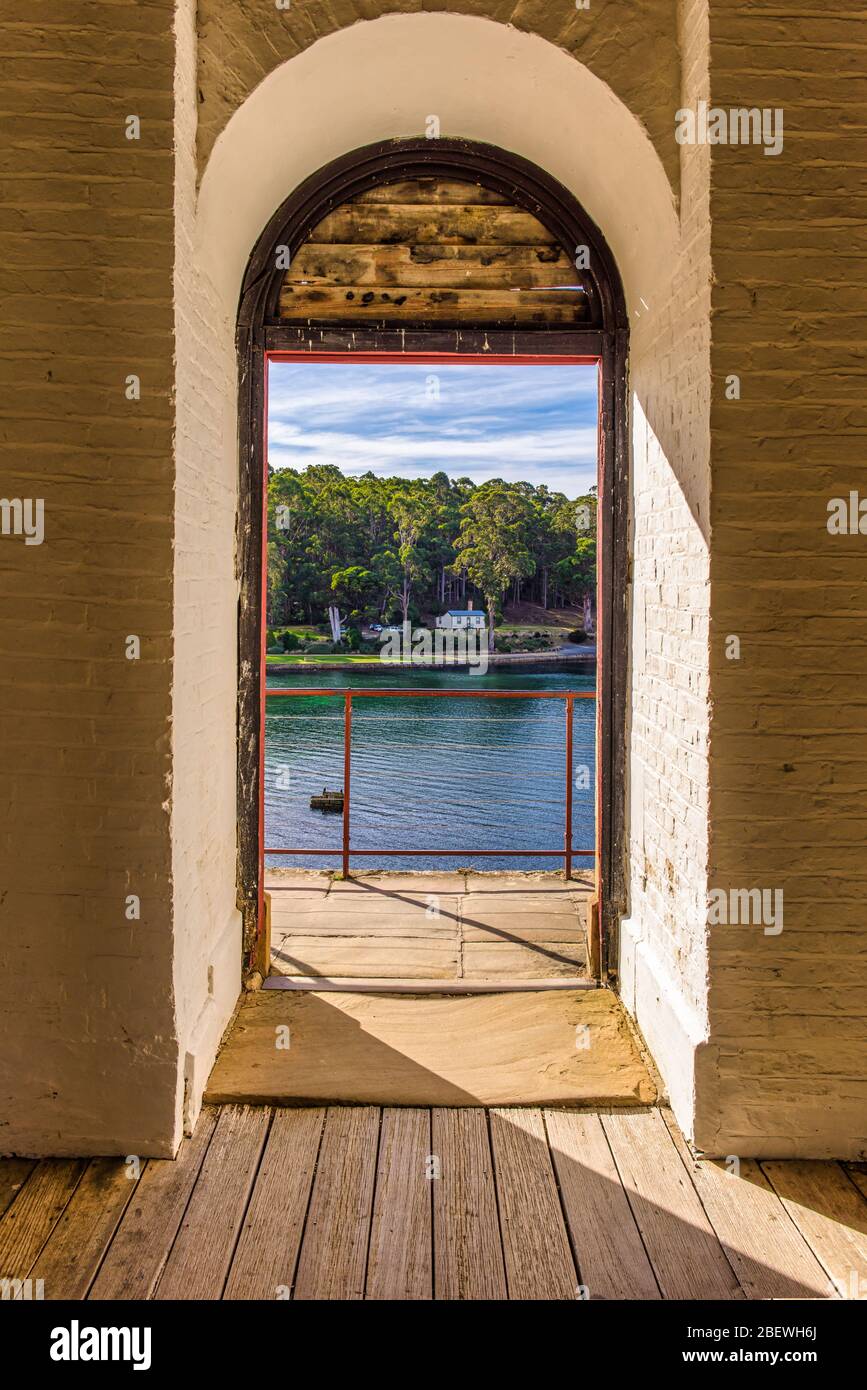 Blick auf den Hafen durch den Torbogen des Wehrturm in Port Arthur in Tasmanien, Australien. Stockfoto Blick auf den Hafen durch den Torbogen des Wehrturm in Port Arthur in Tasmanien, Australien. Stockfoto