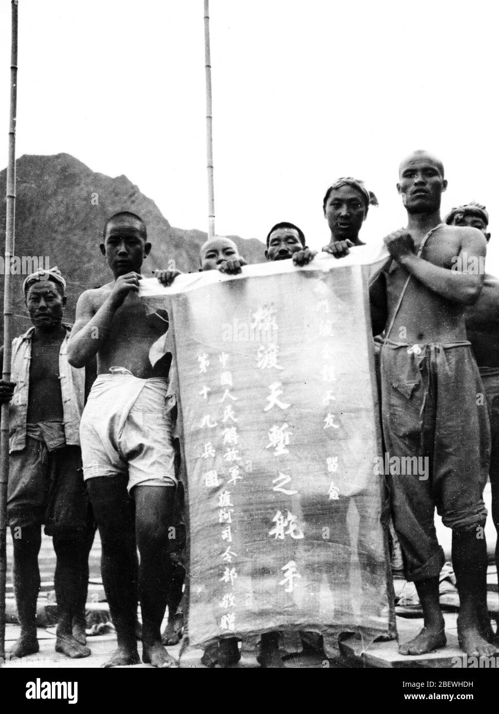 Im Juni 1949 überquerte die Volksbefreiungsarmee den Gelben Fluss Yumendu und dankte den Schiffsleuten für ihre Gaben Stockfoto