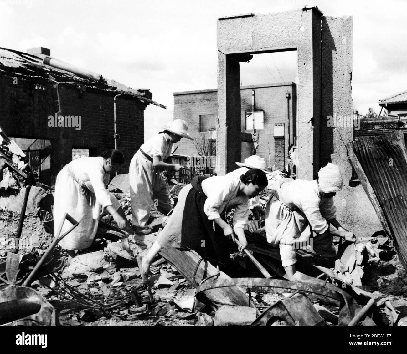 Im August 1950 wurden die einfachen Menschen in Pjöngjang Nordkorea vom US-Militär bombardiert und sie räumten die Ruinen auf Stockfoto