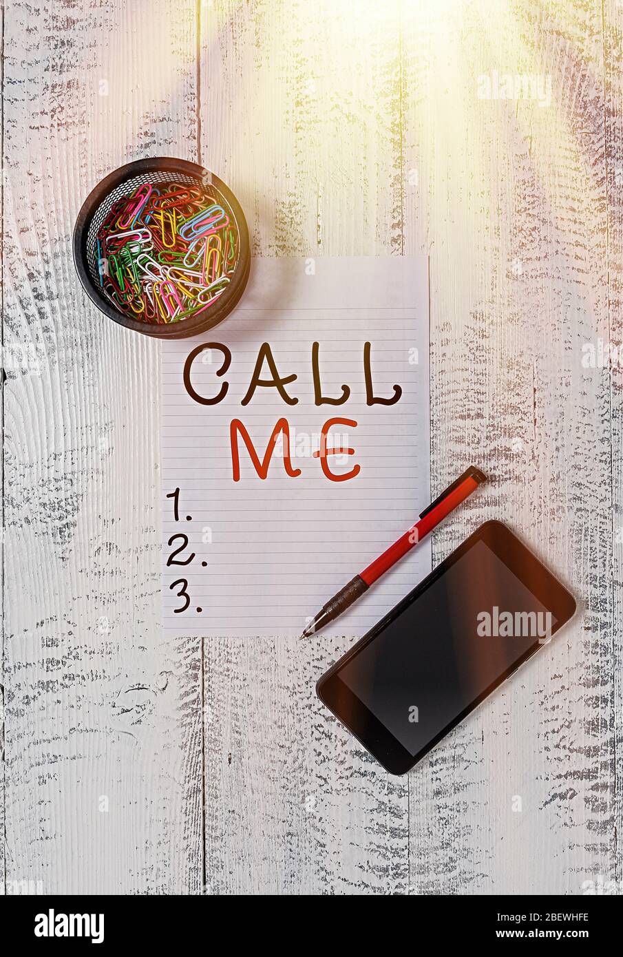 Textschild mit Call Me. Business Foto Text bitten um Kommunikation per  Telefon, um über etwas Smartphone-Papier Clips Halter Ballp sprechen  Stockfotografie - Alamy