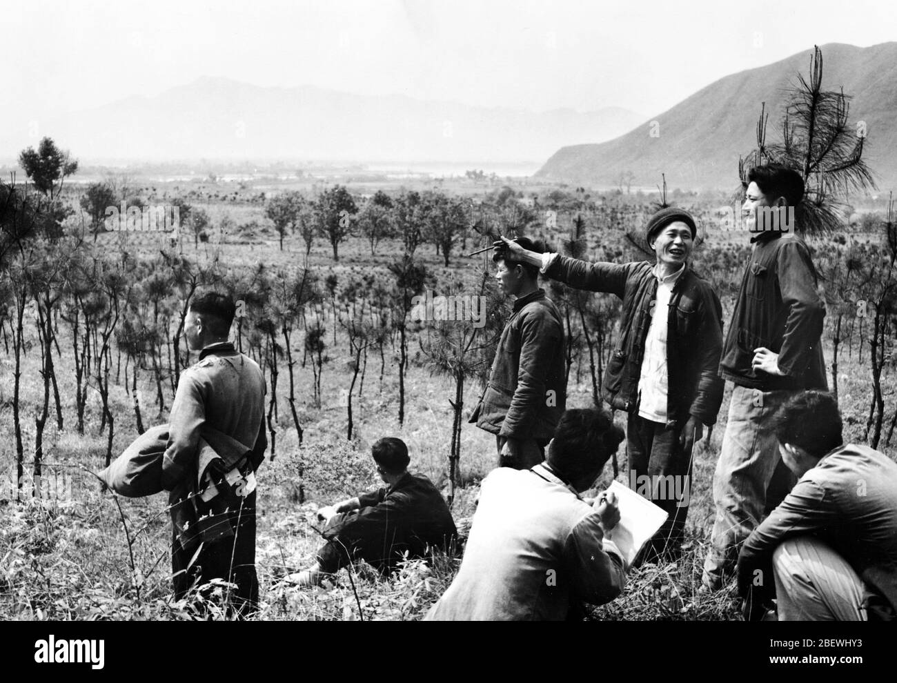 Im März 1962, um die Verwaltung der Bergwälder zu stärken, entschied sich die Weiße Kranichbrigade der Provinz Tonglu Zhejiang, diese zu verteilen Stockfoto
