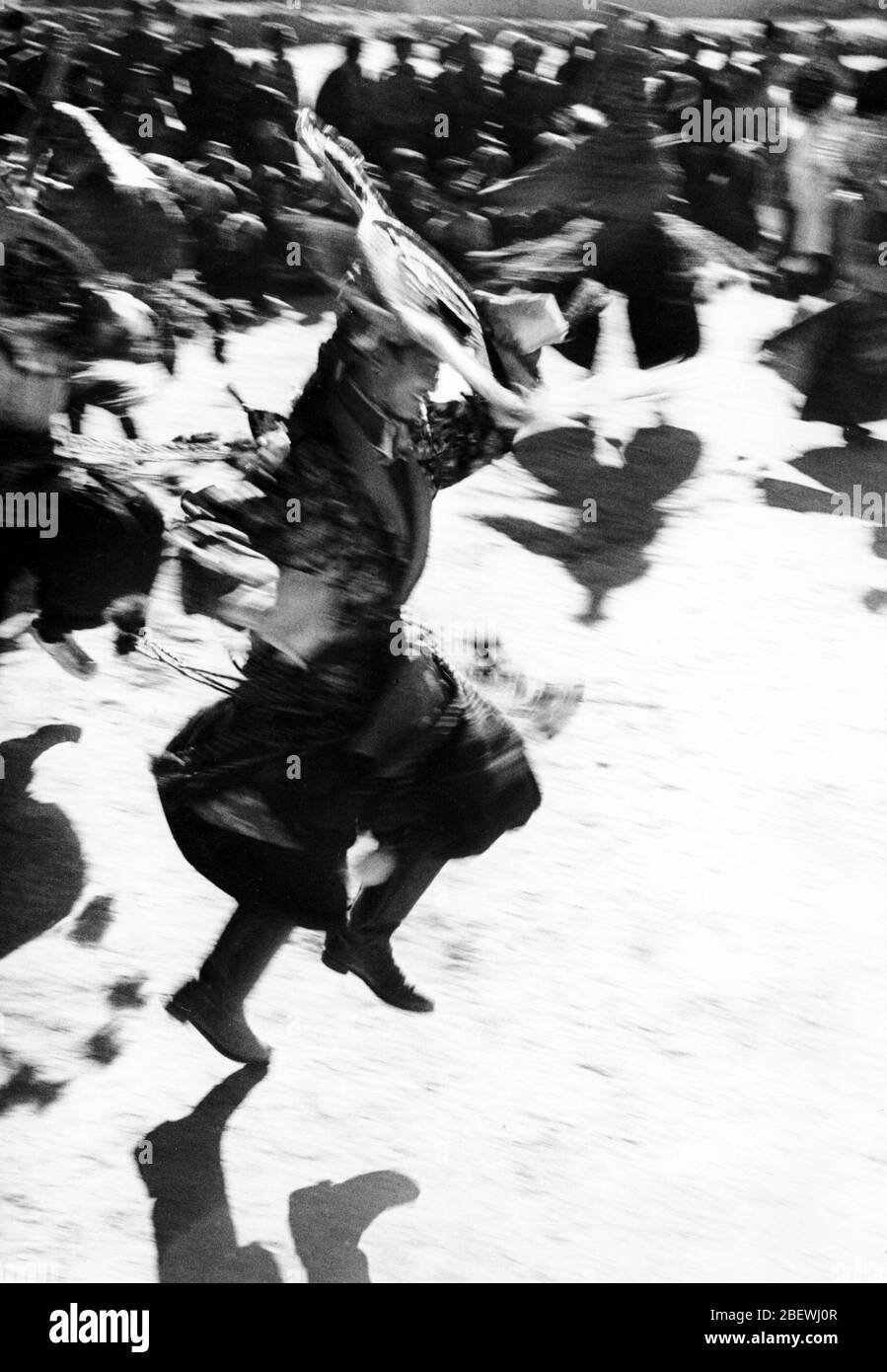 Im Januar 1963 sangen und tanzten die Tibeter in Lhasa, um den Sieg der ersten Volkswahl zu feiern Stockfoto