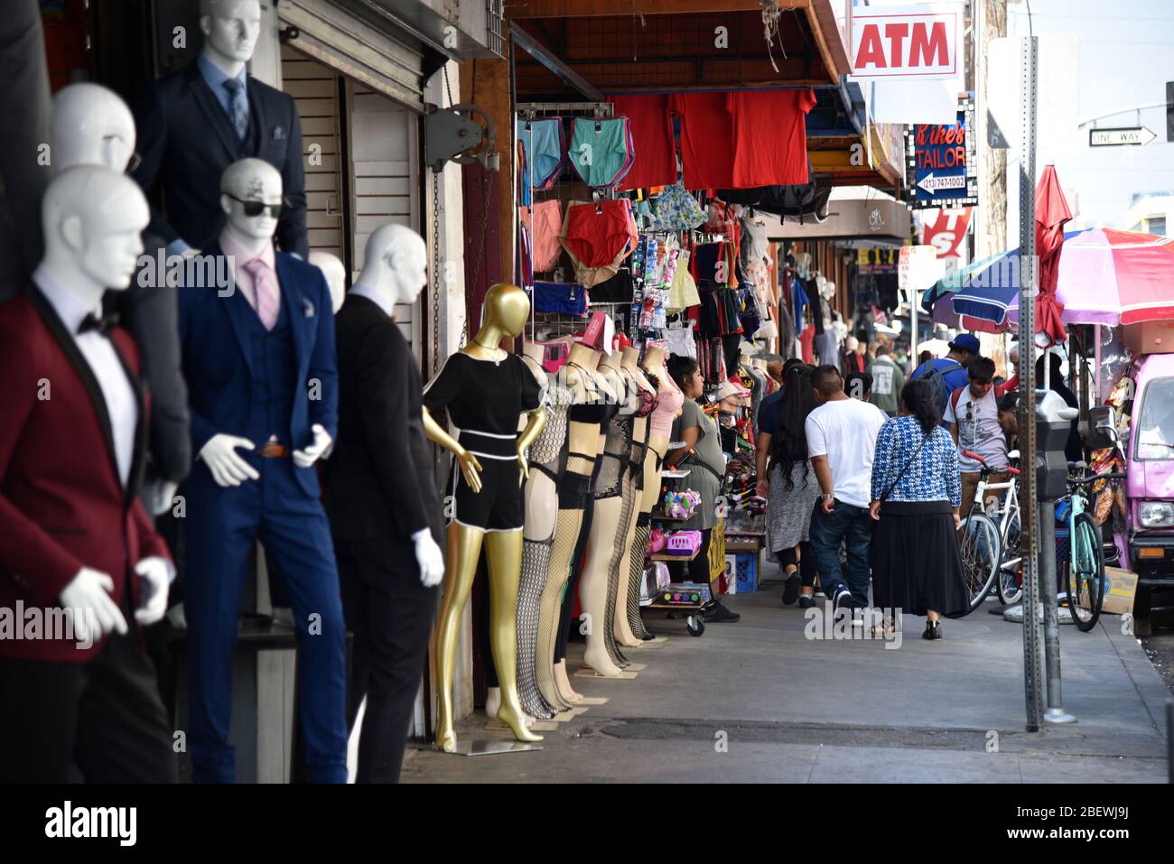 LOS ANGELES, CA/USA - 19. JUNI 2017: Scharen von Käufern verstopfen die Bürgersteige im Los Angeles Fashion District. Stockfoto