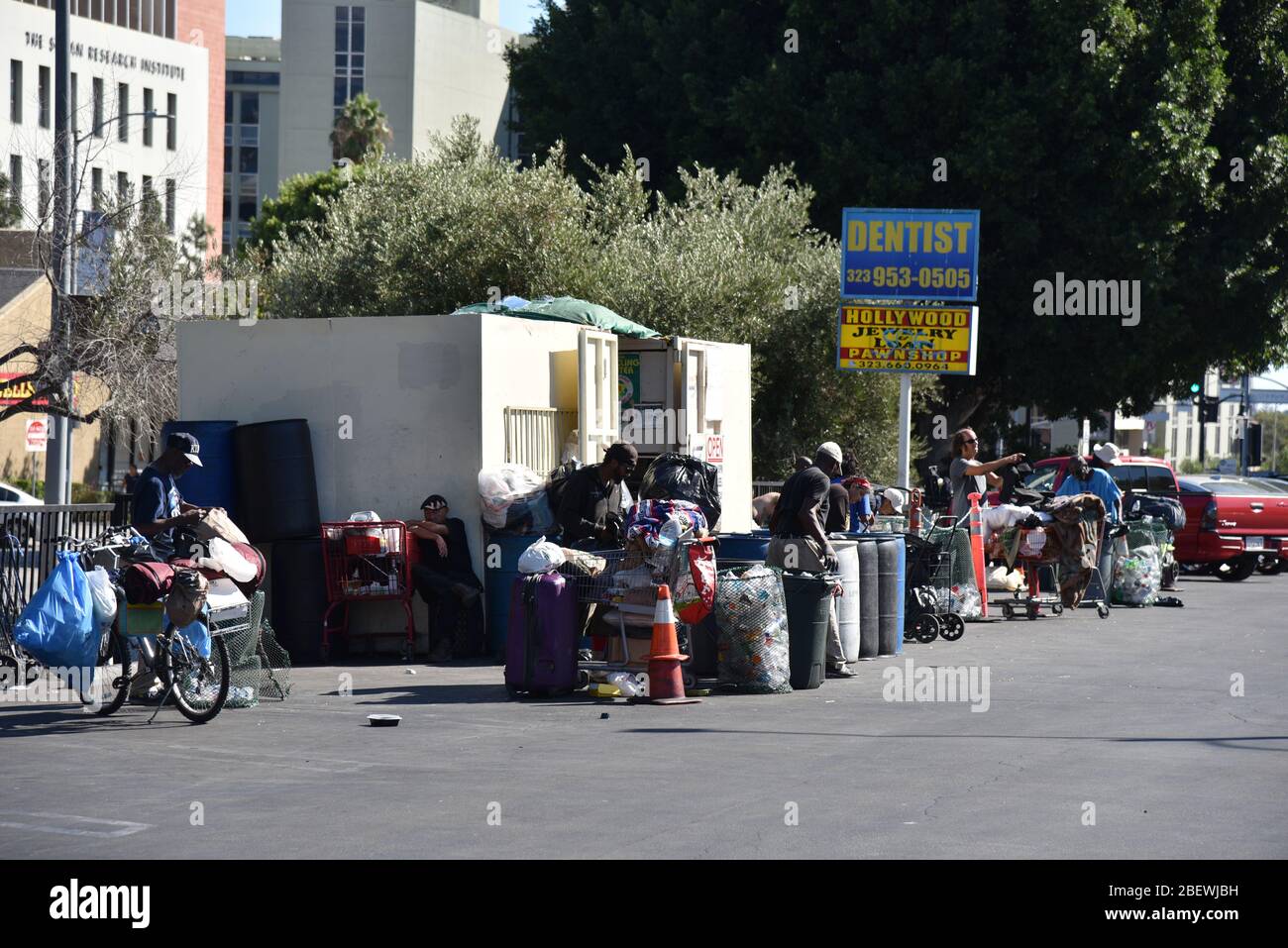 LOS ANGELES, CA/USA - 19. JUNI 2019: Obdachlose in einem Recyclingzentrum kassieren Dosen und Plastikflaschen Stockfoto