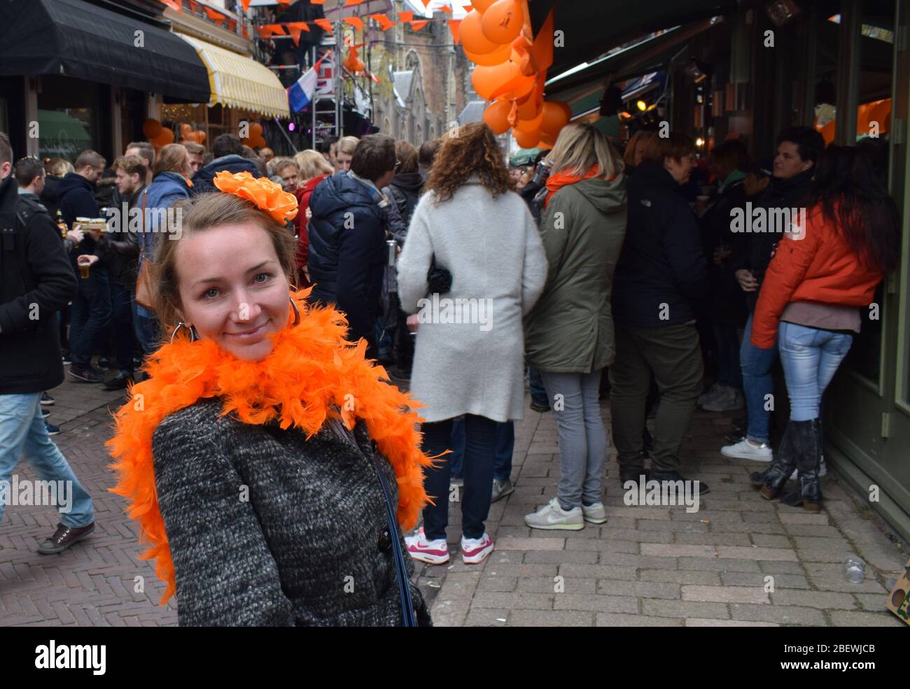 Königstag in den Niederlanden, orangefarbenes Outfit Stockfoto