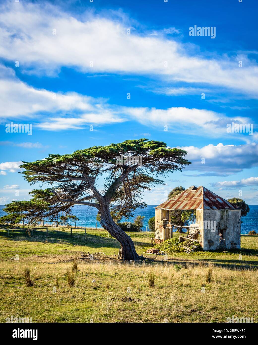 Ein verlassenes, Pionierbauernhaus aus Stein auf einem Hügel am Shelly Point an der Ostküste Tasmaniens. Stockfoto