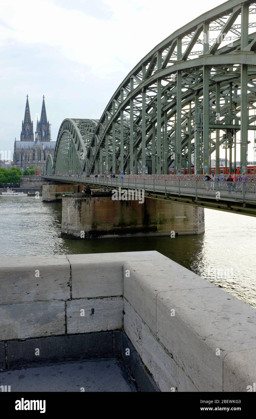 Hohenzoller Brücke über den Rhein mit dem Kölner Dom im Hintergrund.Köln.Deutschland Stockfoto