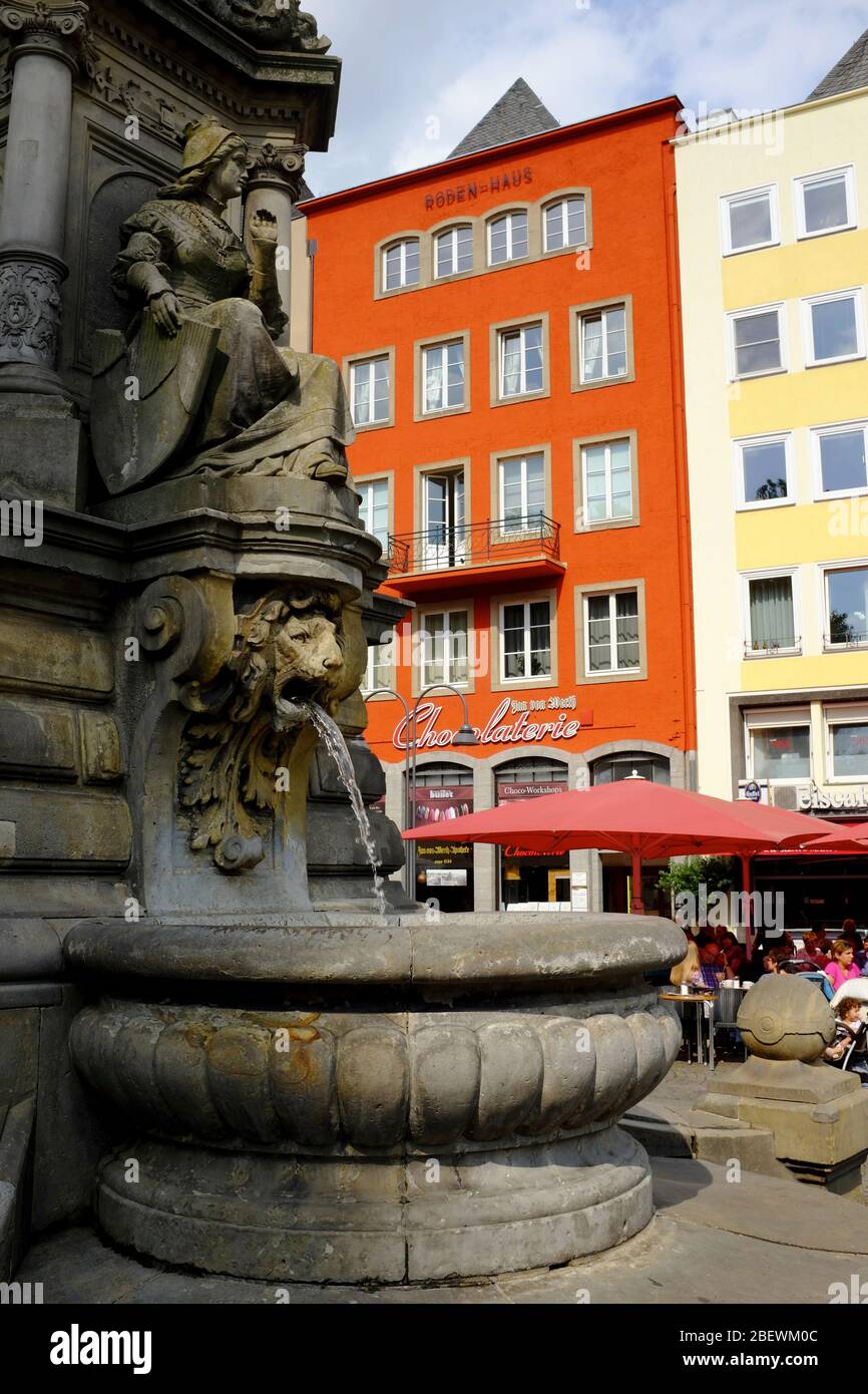 Außencafés mit Kunden im Alten Markt mit Johann von Werth-Brunnen im Vordergrund und bunten Häusern im Hintergrund.Köln. Nordrhein-Westfalen.Deutschland Stockfoto