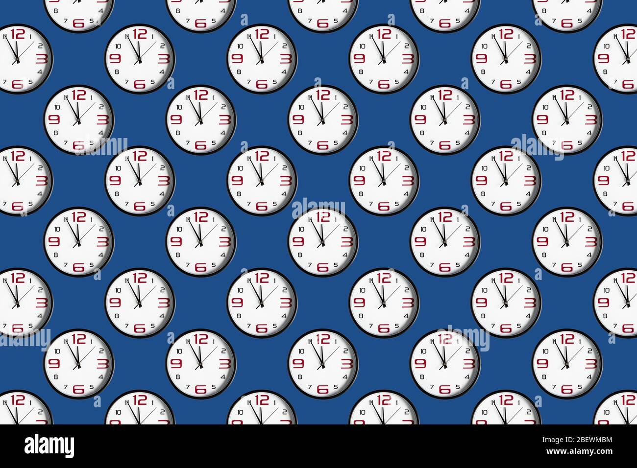 Nahtloses Muster mit Uhren auf klassischem blauem Hintergrund. Schwarz-weiß runde klassische Wanduhr. Stockfoto