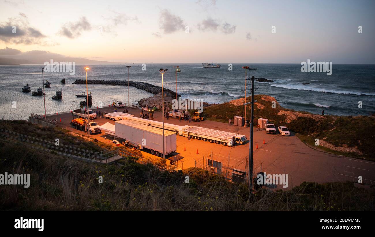 Ein Barge der United Launch Alliance, bekannt als RocketShip, wartet darauf, am 4. April 2020 in das Andockgebiet der Vandenberg Air Force Base, Kalifornien, einzudringen. Der Barge dockte am 5. April 2020 auf der Vandenberg AFB an, um Delta IV Heavy Booster für einen bevorstehenden Start zu entladen, der später in diesem Jahr stattfinden soll. Die Barge Operation ist ein wichtiger erster Schritt zur Ausführung der Mission des sicheren Zugangs zum Weltraum. (USA Luftwaffe Foto von Senior Airman Aubree Owens) Stockfoto