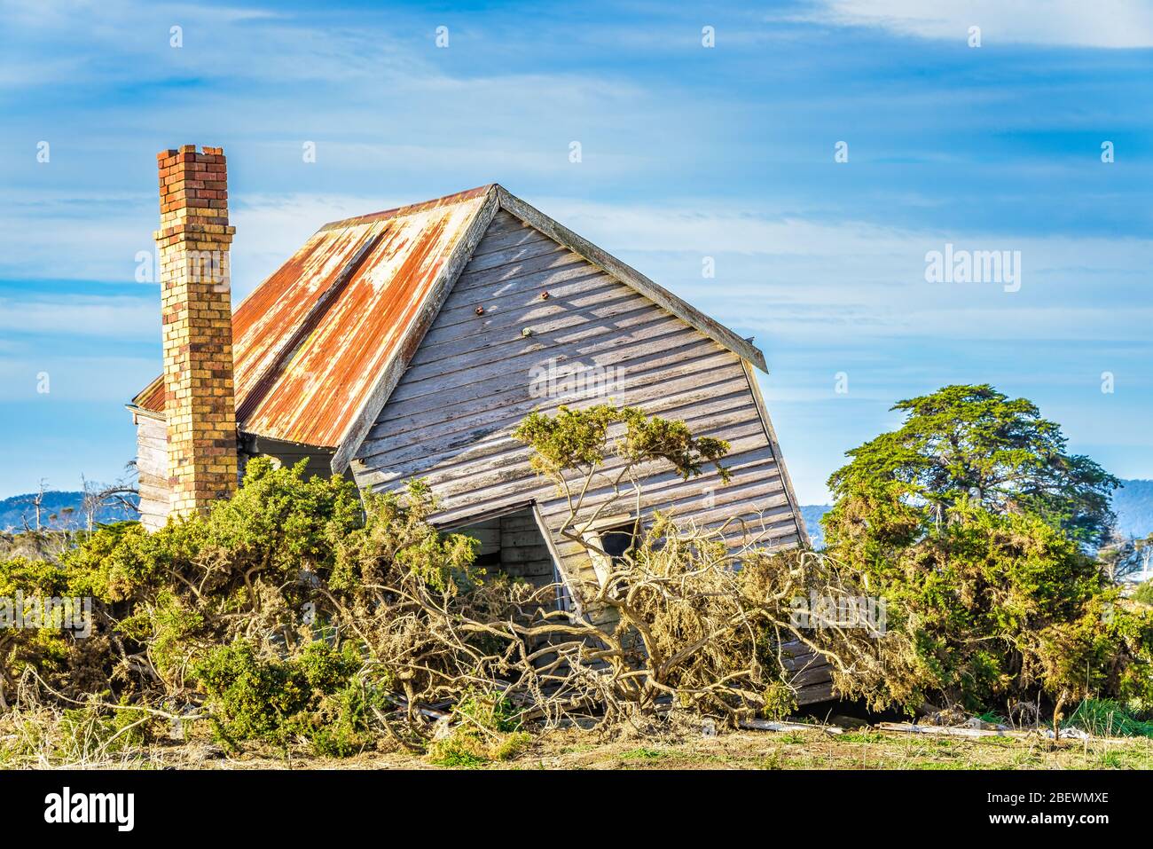 Ein verlassenes, Pionierbauernhaus auf einem Hügel am Tamar River in Tasmanien. Stockfoto