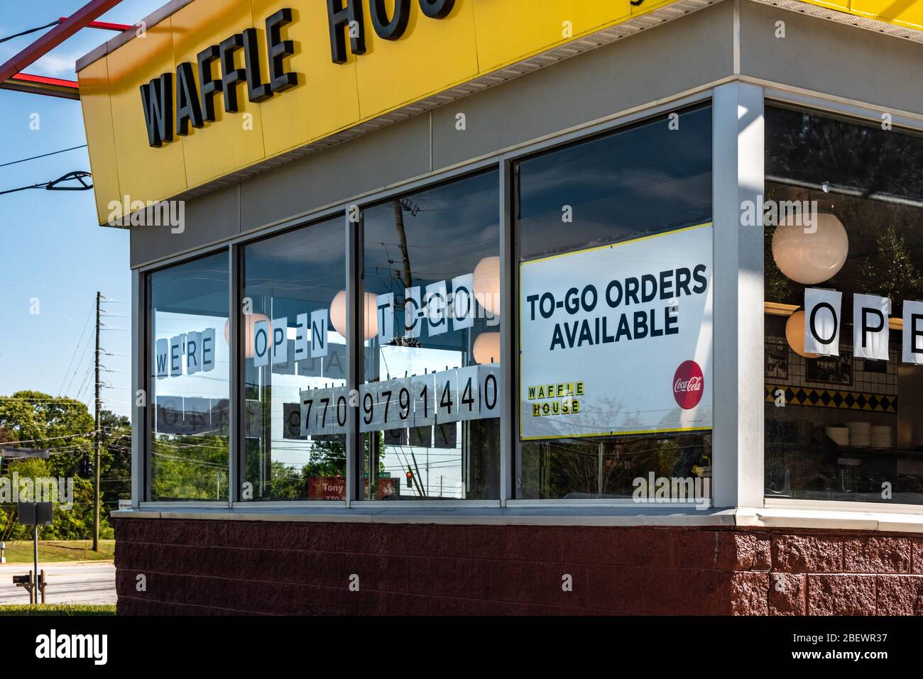 Waffle House Restaurant nur für To-Go Bestellungen während des Coronavirus Pandemie Ausbruch im Frühjahr 2020 geöffnet. (USA) Stockfoto