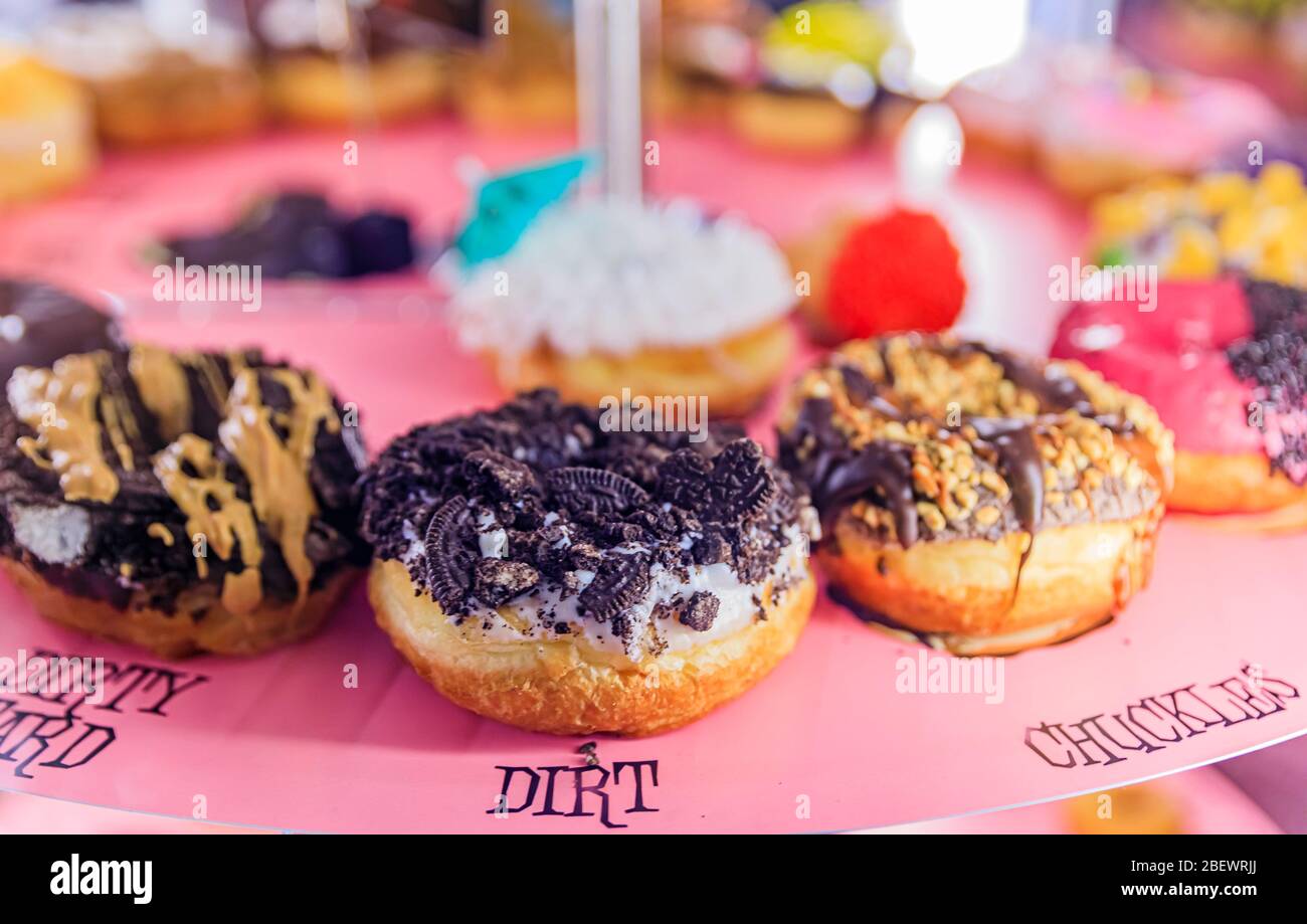 Austin, Texas USA - 27. Januar 2020: Auswahl an Donuts in einem bunten Etui bei Voodoo Donuts in einem beliebten Spezialgeschäft für Donuts Stockfoto