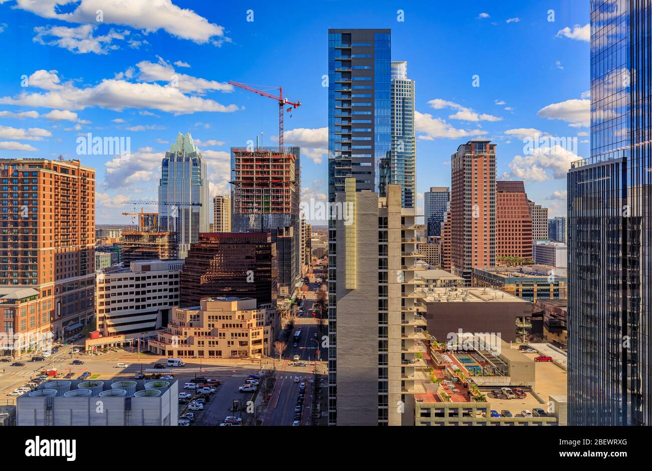 Austin, Texas, USA - 28. Januar 2020: Moderne Wolkenkratzer-Gebäude, Büros von Technologiefirmen in der Innenstadt mit dem berühmten Frost Bank Tower im Hintergrund Stockfoto