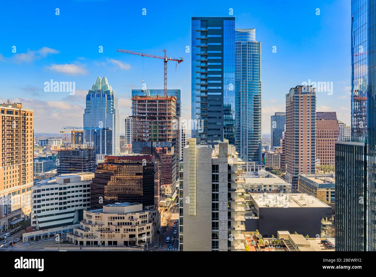 Austin, Texas, USA - 27. Januar 2020: Moderne Wolkenkratzer-Gebäude, Büros von Technologiefirmen in der Innenstadt mit dem berühmten Frost Bank Tower im Hintergrund Stockfoto