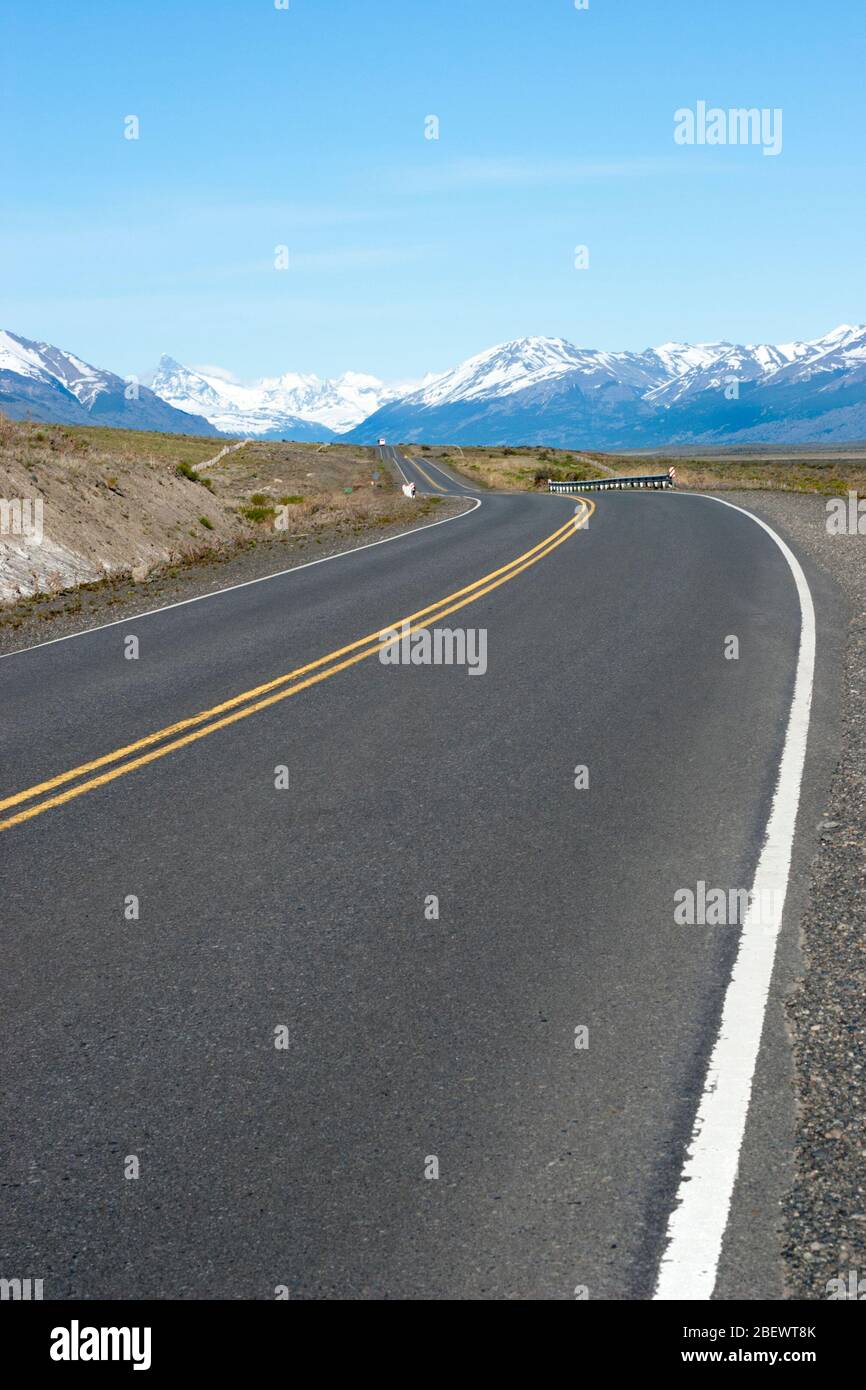 Empty highway through Patagonia to the Andes Mountains in Argentina near El Calafate. Stockfoto