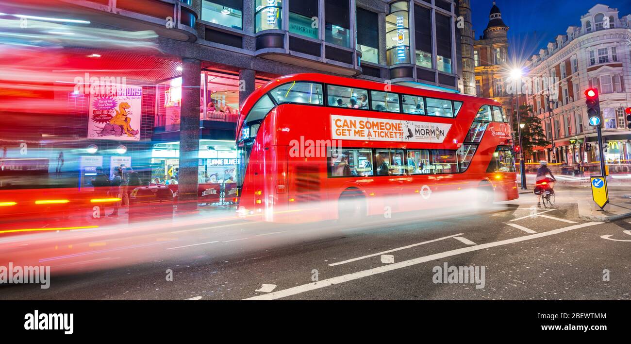 LONDON - 11. JUNI 2015: Nachtverkehr und Touristen in der Regent Street. London wird jährlich von 50 Millionen Menschen besucht. Stockfoto