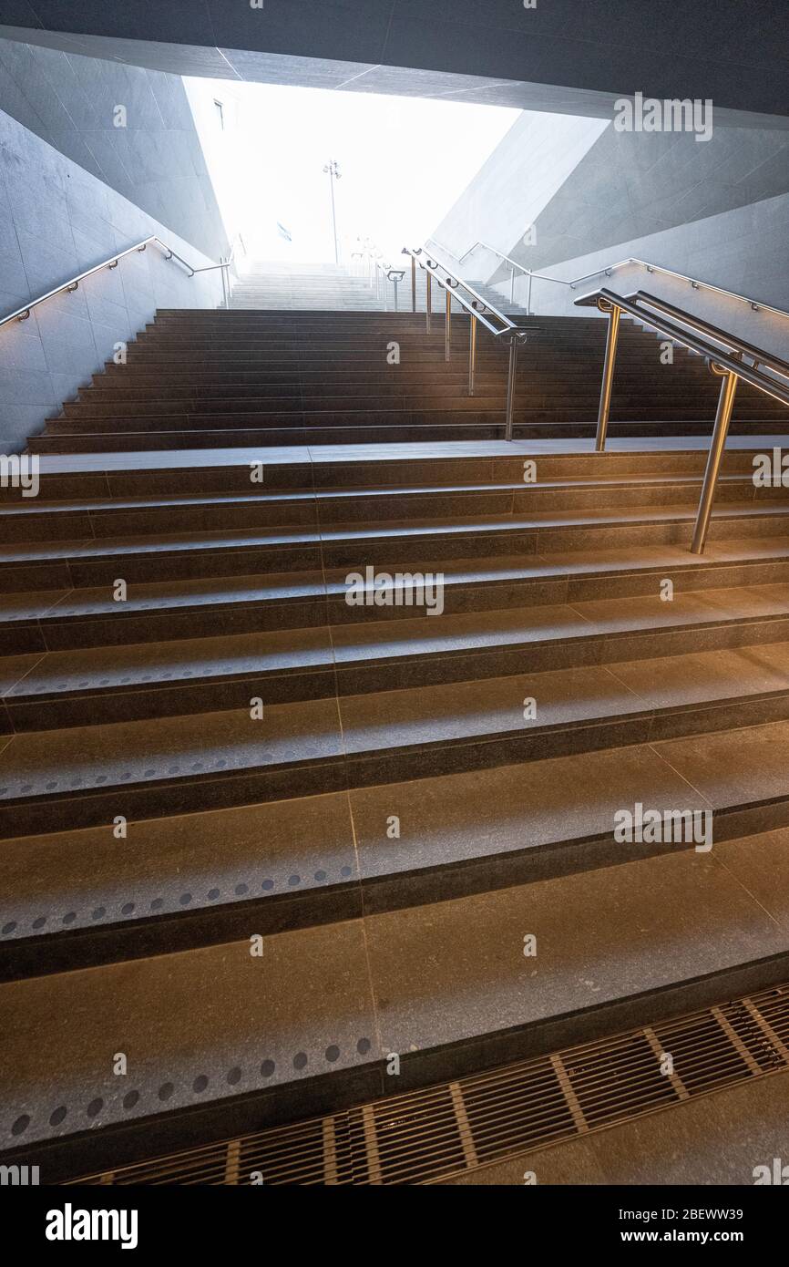 kopenhagen Metro Treppe hoch keine Leute, corona Zeit, kopenhagen, Dänemark Stockfoto