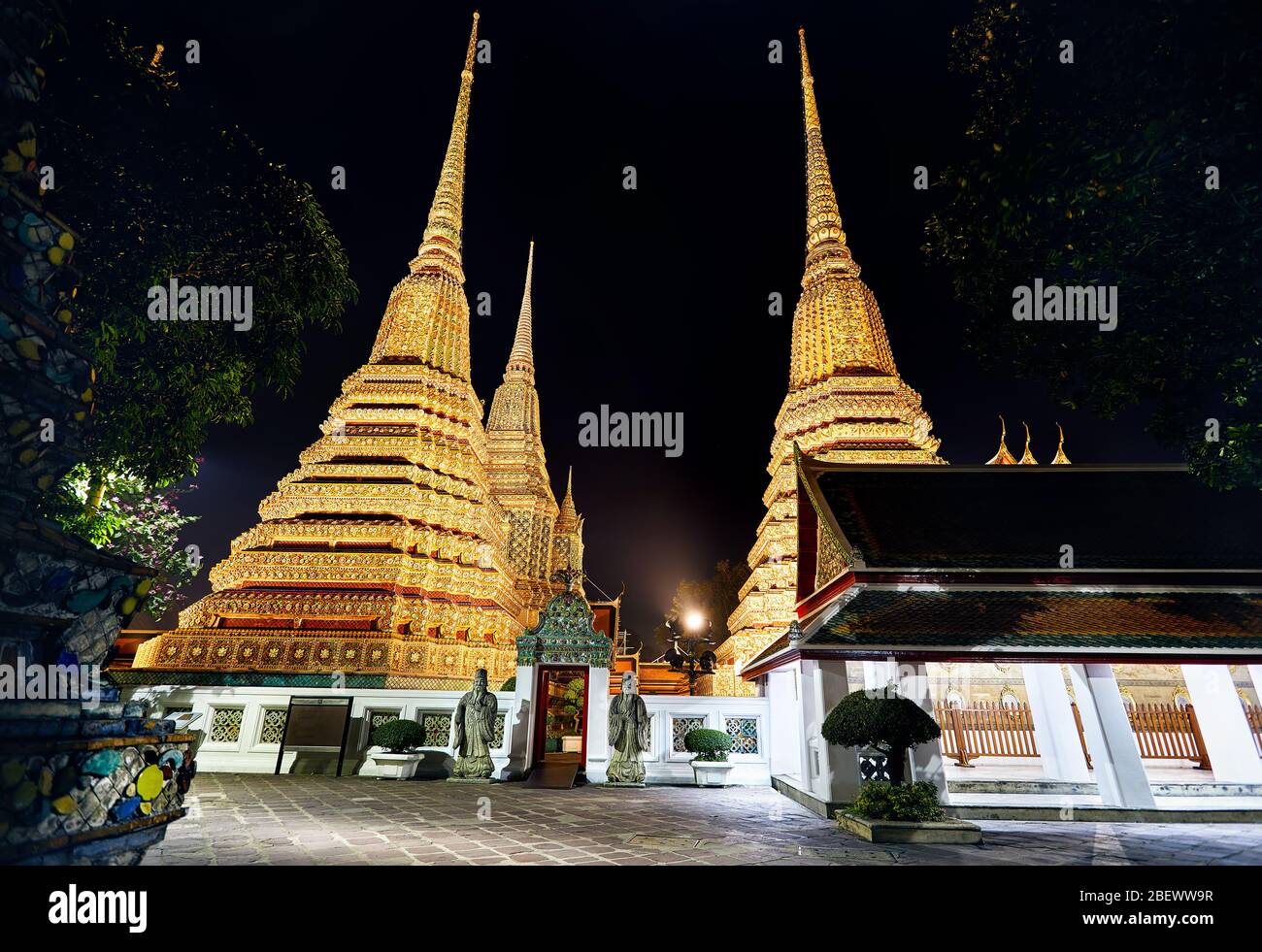 Buddhistischen Tempel Wat Pho mit goldenen Chedi in Bangkok bei Nacht Himmel in Thailand. Wahrzeichen und Sehenswürdigkeiten der Stadt. Stockfoto