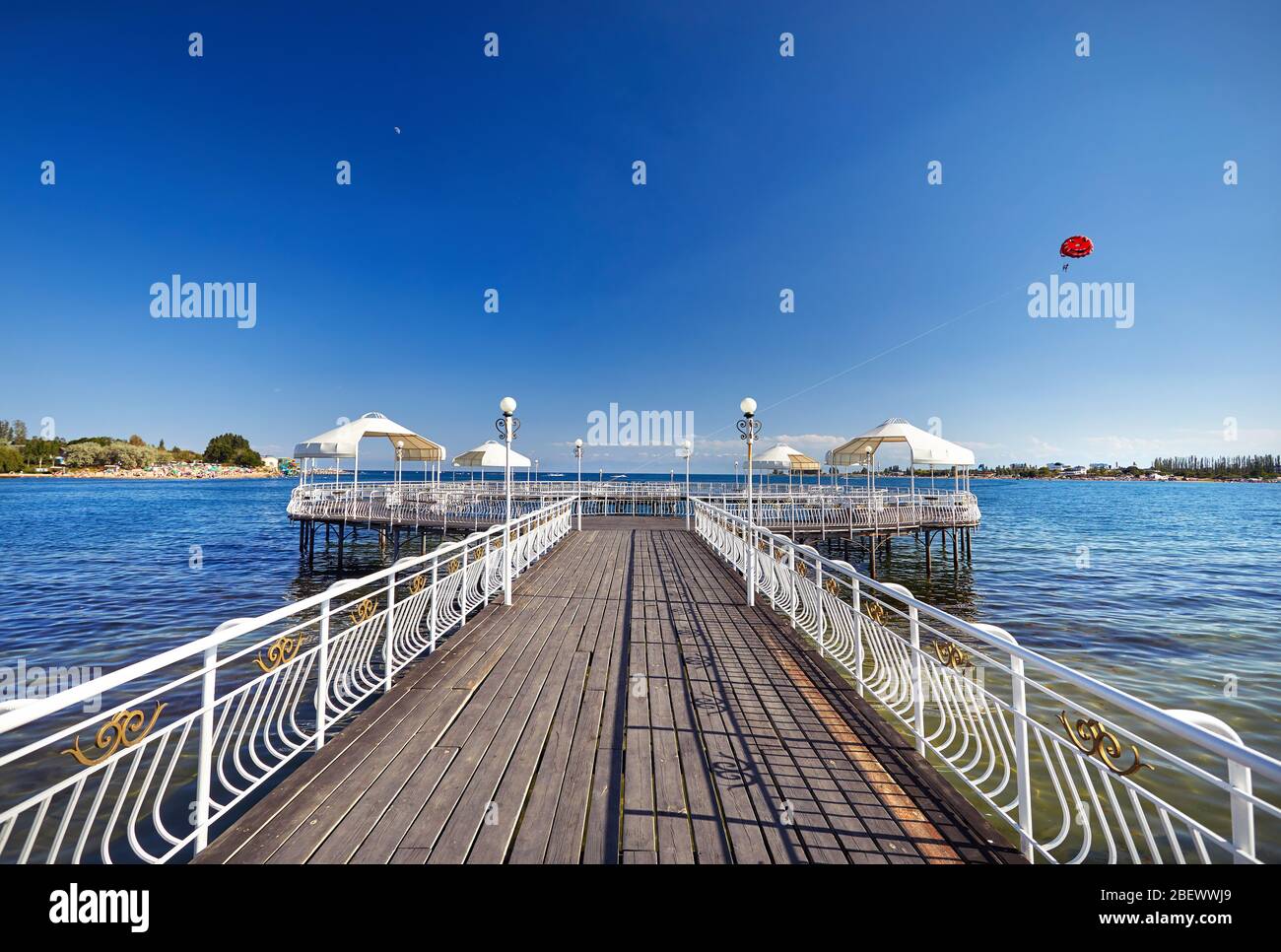 Hölzerne Seebrücke im ethnischen Stil mit Jurte nomad Häuser in Ruh Ordo kulturellen Komplex Issyk Kul See in Cholpon Ata, Kirgisistan Stockfoto