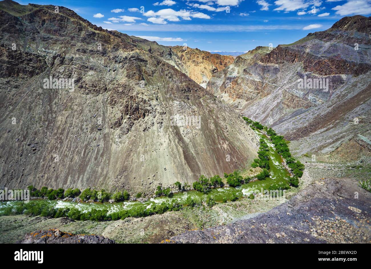 Luftaufnahme des Flusses in Charyn Canyon am Berg Hintergrund in Kazakhsthan Stockfoto