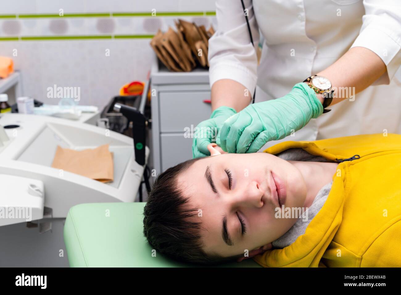 Vorbeugende Prüfung der ein Teenager in einer medizinischen Einrichtung. Stockfoto